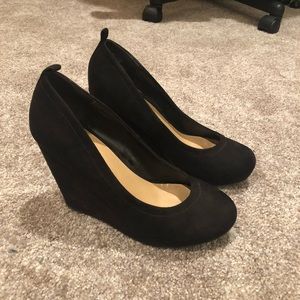 Apt 9 wedged closed toed heels